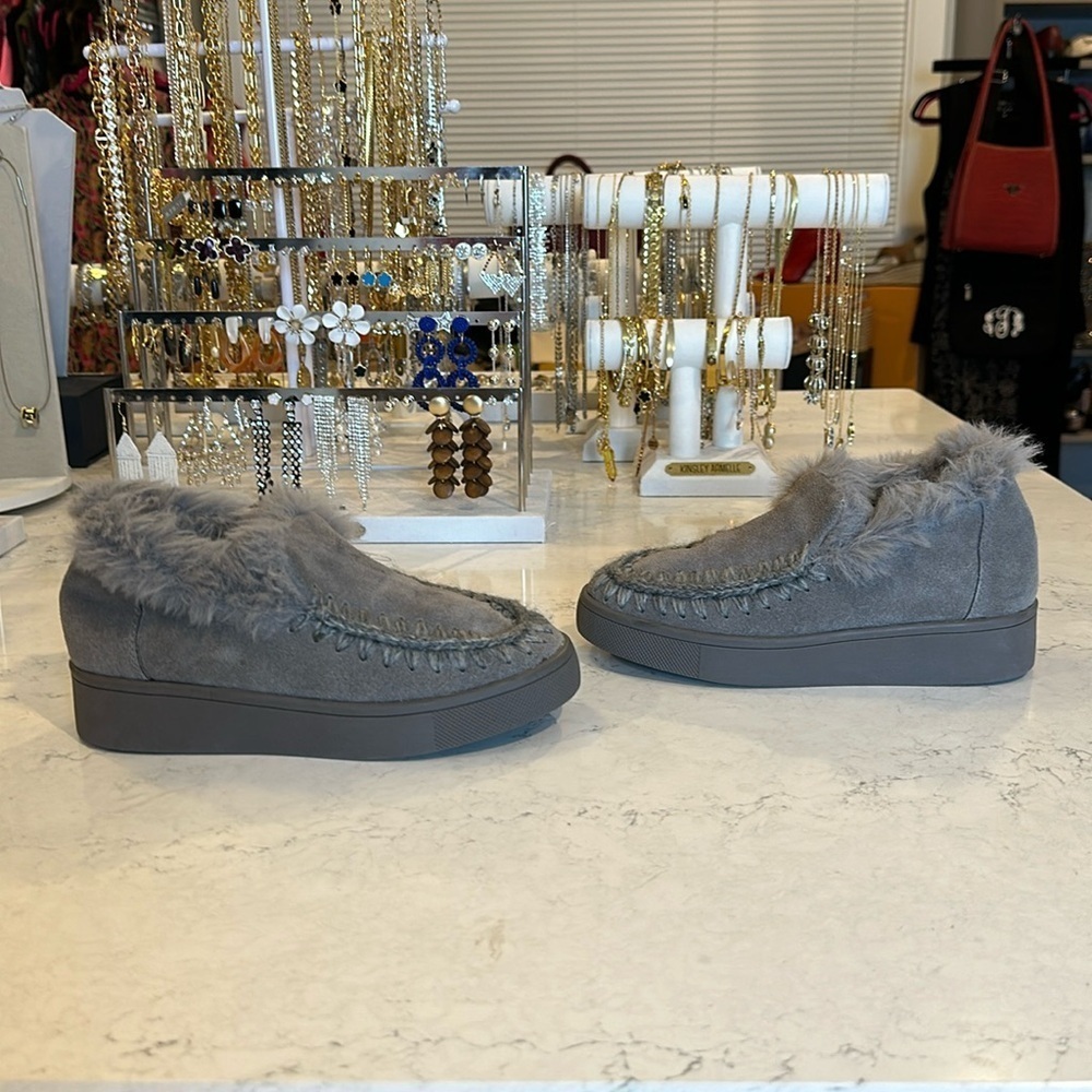 Aqua College waterproof gray suede and faux fur loafers size 5.5